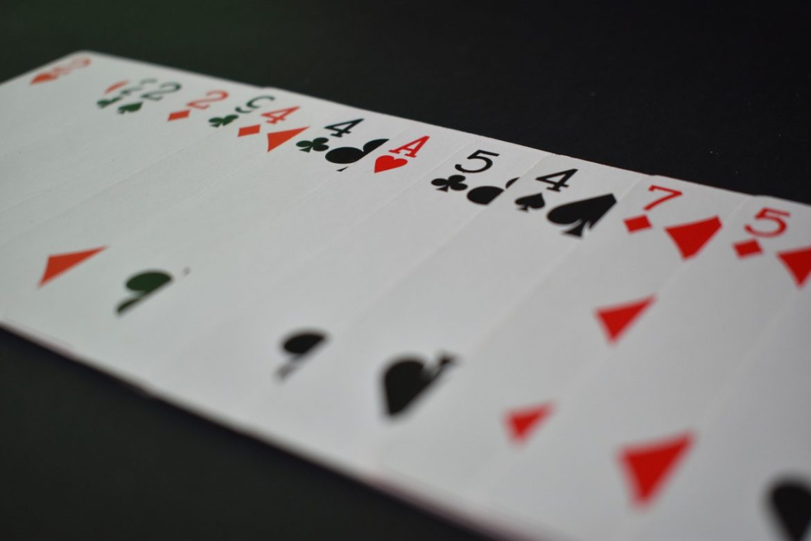Pokerowe Ręce na Krótkim Stołeczku: Prosperowanie w Grach przy Małej Ilości Stołów