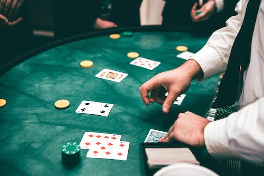Live Dealer Poker Online: Att Bygga en Bro Mellan Virtuella och Riktiga Casinon