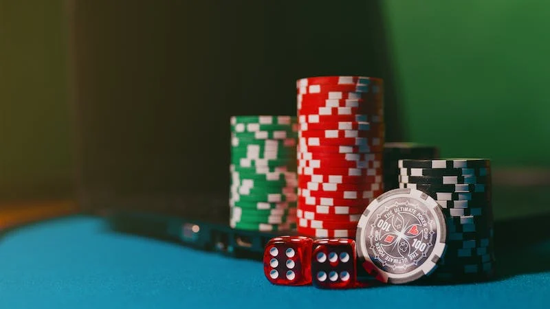 Den Digitala Pokerfronten: Navigering av Online-turneringar och Kontantspel